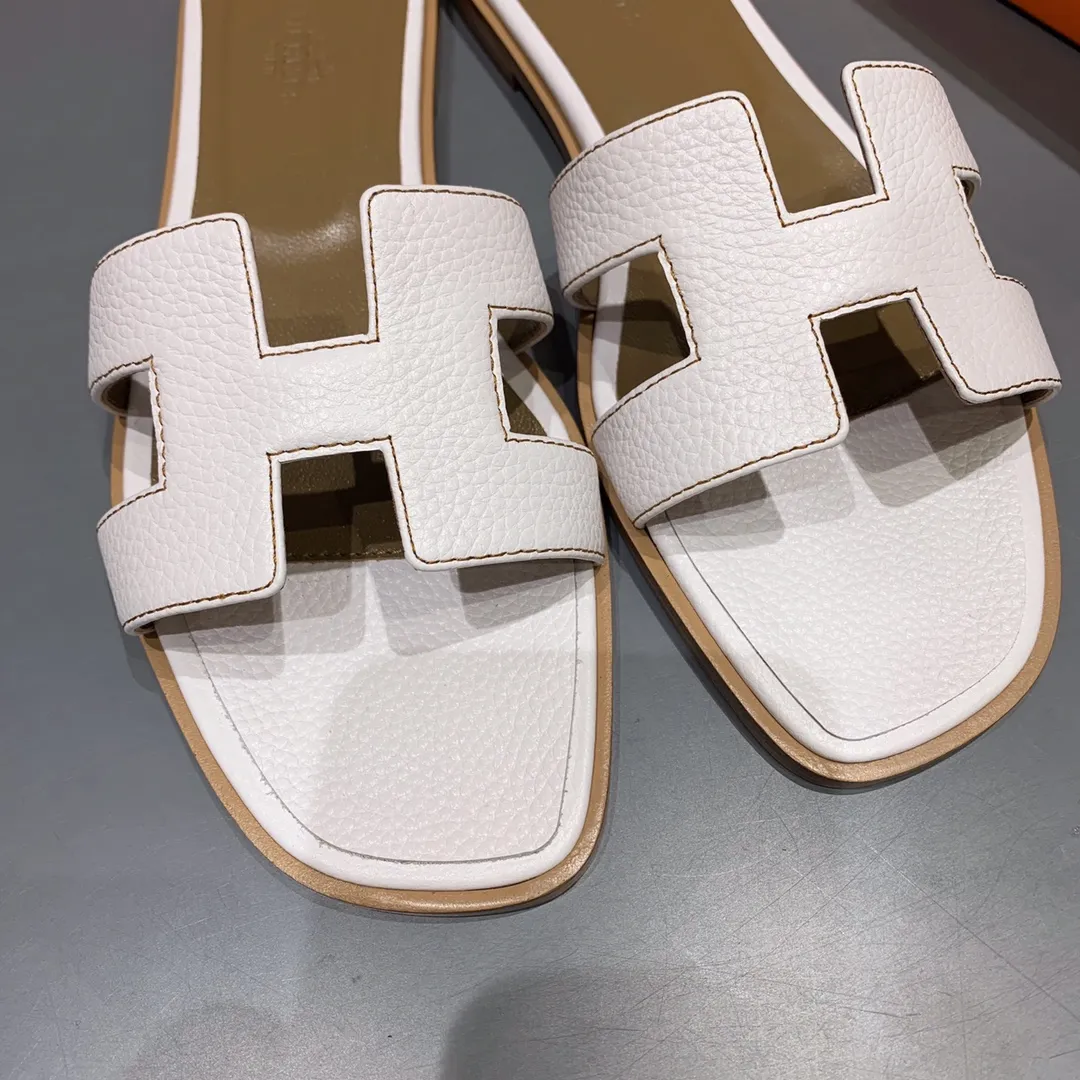 👟👟Ex-factory price 480👟👟 Litchi pattern cowhide series Newly revised version (Hermès) Packaging upgrade, version workmanship and material upgrade Hermes The highest version of handmade shoes in the market Top product Hermès H slippers Flat slippers —————————— The most classic, real handmade shoes, even the number of stitches is the same as the original version, purely handmade by masters The highest version in the industry Italian imported cowhide + original customized Australian sheepskin feet + genuine leather outsole, top exclusive packaging box 35-39 (34.40.41.42 custom-made, non-refundable)